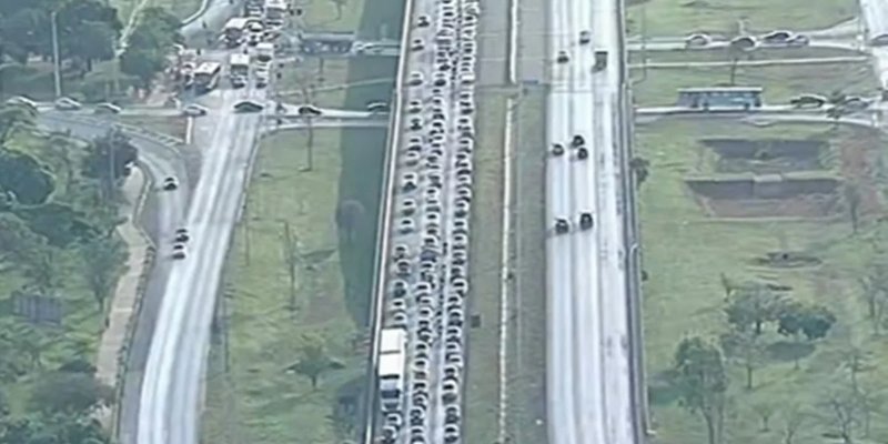 Acidente na BR-020 com interdição de faixa e lentidão no tráfego
