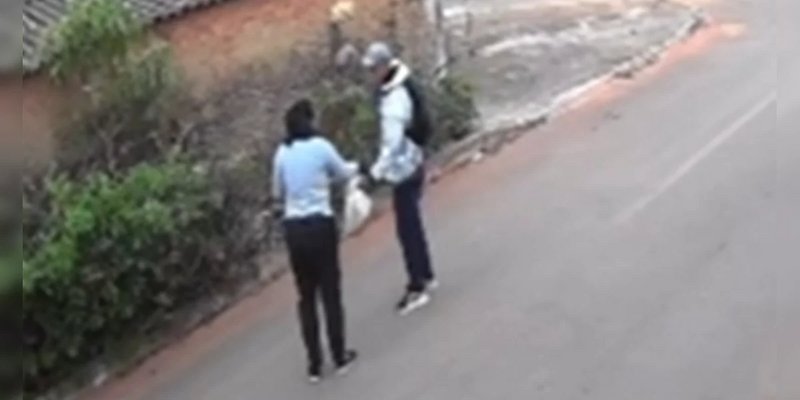Imagem de câmera de segurança mostrando abordagem a mulher na quadra 501 de Samambaia Sul