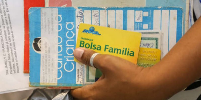 Ilustração sobre carteira de trabalho e Bolsa Família