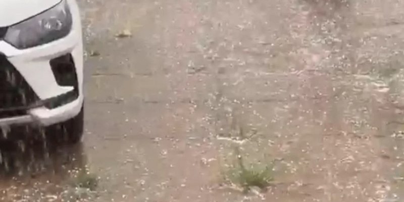 Granizo cobrindo rua em Samambaia durante chuva no Distrito Federal