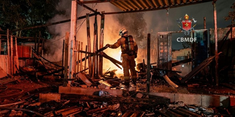 Corpo de Bombeiros em ação durante incêndios no Distrito Federal