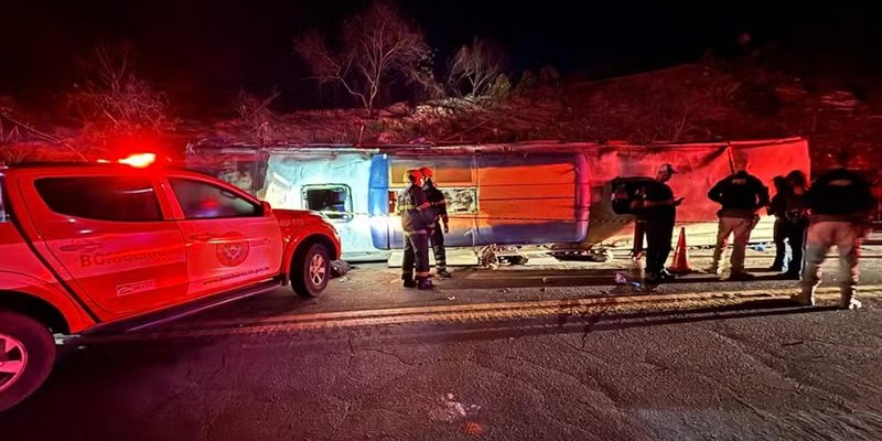 Ônibus de turismo envolvido em acidente na BR-262 em Ibatiba