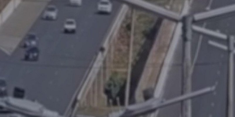 Imagem de câmera de segurança que registrou acidente na Ponte do Bragueto com queda de pai e filho no Lago Paranoá