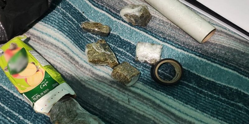 Caixinhas de suco usadas para esconder porções de droga apreendidas em kitnet