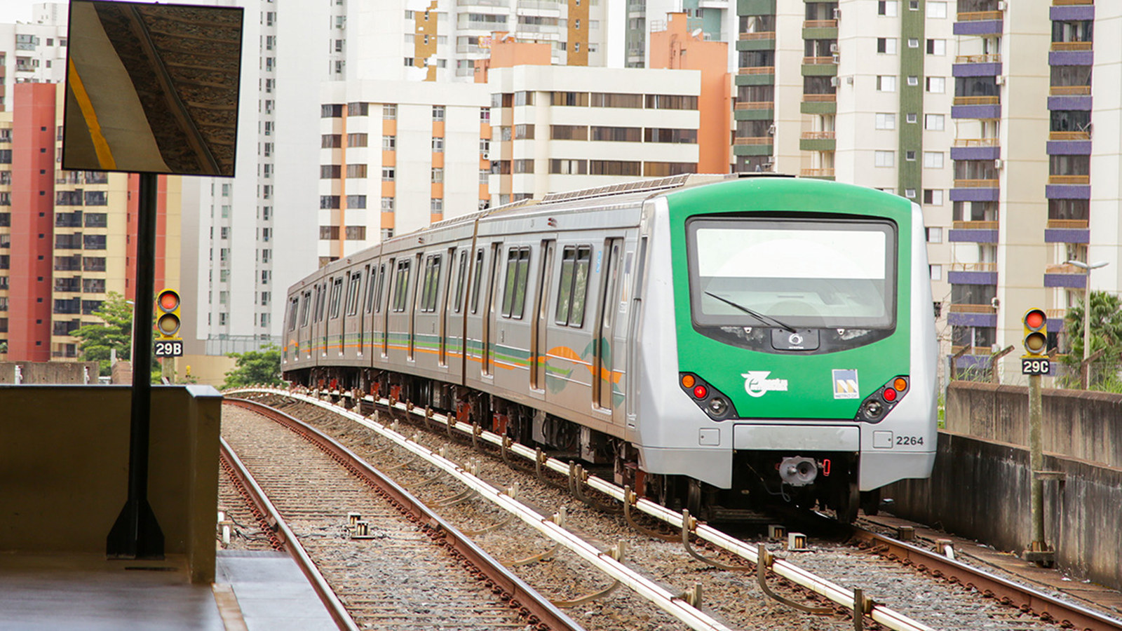 Trem do Metrô-DF em circulação no Distrito Federal
