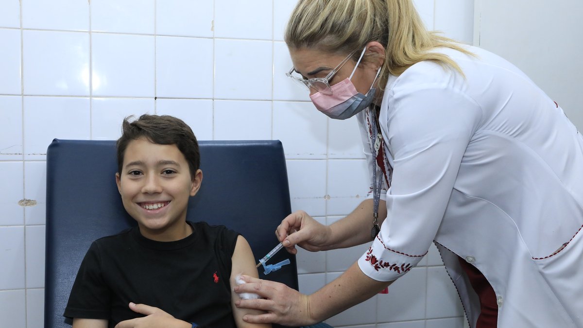 Aplicação de vacina contra dengue, foto de arquivo da Agência Saúde DF.