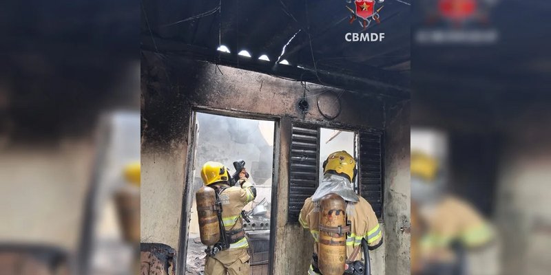 Residência destruída por incêndio na QR 202, Santa Maria