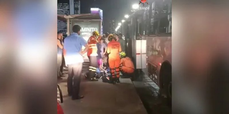 Mulher atendida pelo Corpo de Bombeiros na rodoviária do Plano Piloto