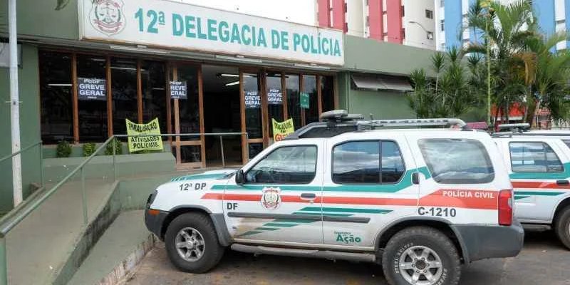 Agente foi retirado do carro por criminoso armado com faca; três suspeitos foram presos pela PCDF