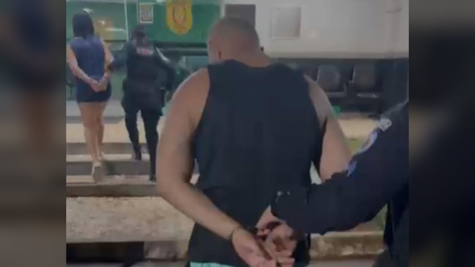 Casal investigado é conduzido por agentes policiais após prisão no Distrito Federal